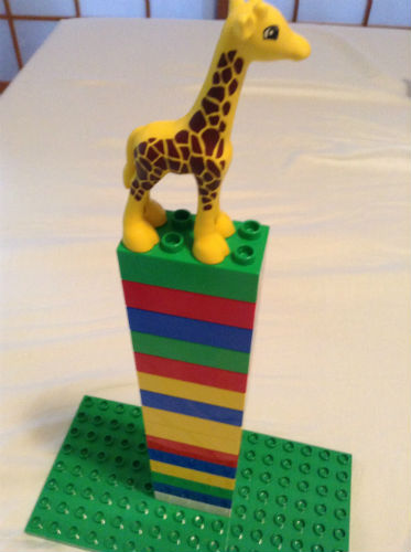 同じ大きさのレゴブロックを積み重ねて、最後に動物のレゴを乗せた作品