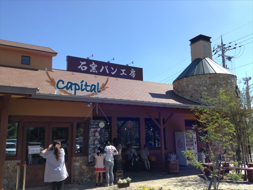 石窯パン工房「キャパトル（Capital）」八幡店の入口