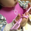 エジソンママ（EDISONmama）初めて持つお箸（ピンク）を持ってご飯を食べる娘