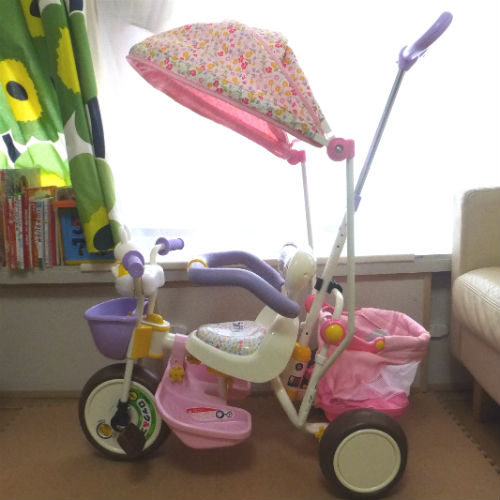 ミッフィーのプチハナカーゴ三輪車は、女の子が大好きな花柄日よけ付き 