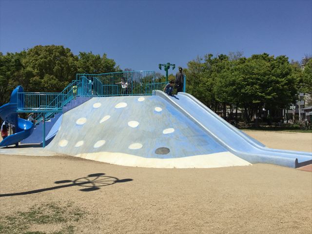 大阪「八幡屋公園」ジンベイザメ遊具、斜め前から撮影