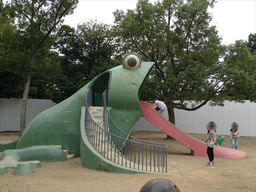 久宝寺緑地・まいまい広場・蛙滑り台