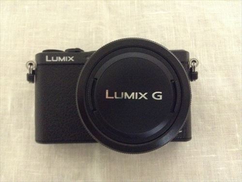 Panasonic デジタル一眼レフカメラ「LUMIX DMC-GM1K」を開封の様子