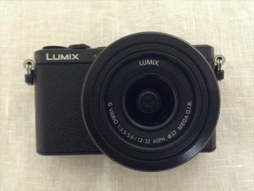 Panasonic デジタル一眼レフカメラ「LUMIX DMC-GM1K」を開封の様子・レンズケースを外す