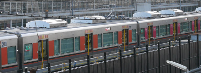 JR大阪環状線新型車両323系、女性専用車両（ピンク）の表示