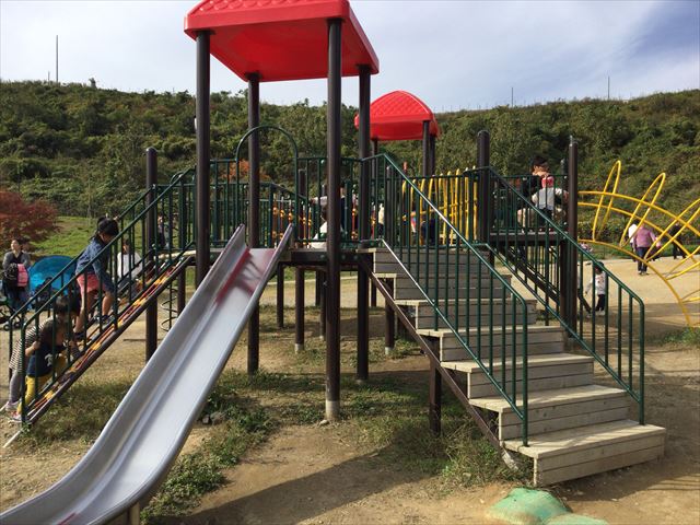 「彩都なないろ公園」幼児向け複合滑り台
