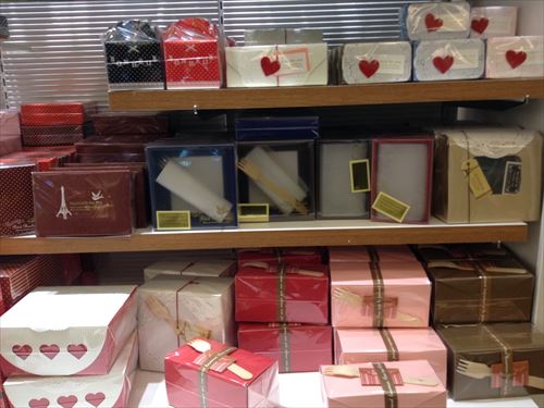 セリアのバレンタインチョコレート関連グッズ（バレンタインチョコ用の箱）