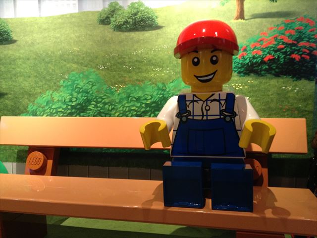 ベンチにいるレゴ人形・レゴランドディスカバリーセンター大阪