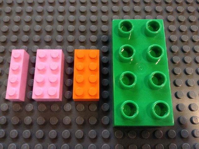 レゴデュプロとレゴブロックとの違いを比較している様子