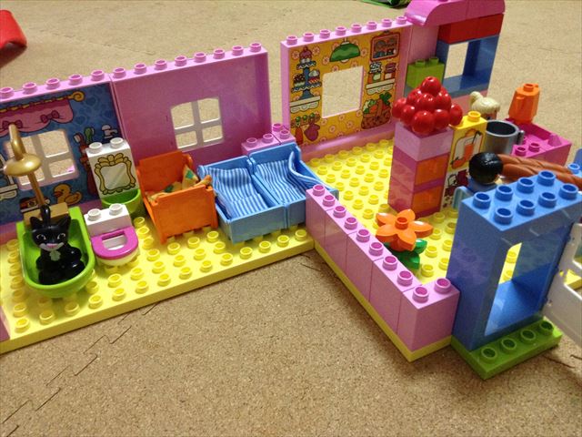 レゴデュプロ「プレイハウス」ブロックで家を自由に組み立ててみた