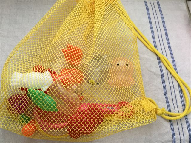 スーパーボールや金魚すくいのおもちゃを乾燥し収納できるネット