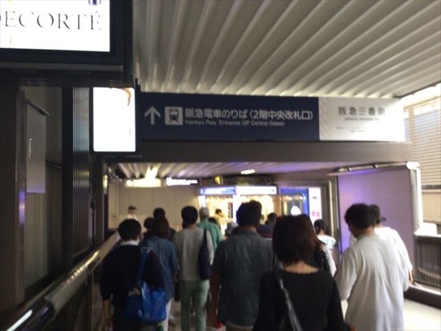 阪急電車・梅田駅・2階中央改札に向かう道順