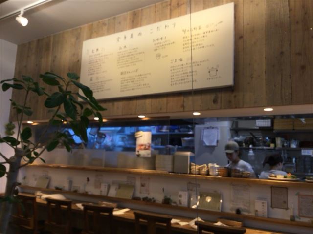 玄米カフェ「実身美（サンミ）」京橋店、店内の様子