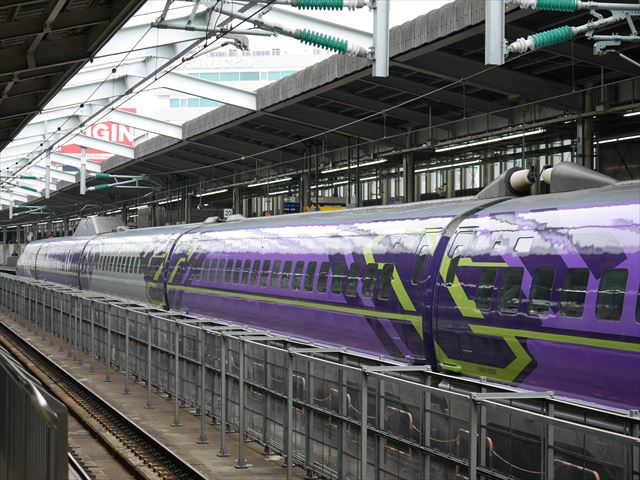 「エヴァンゲリオン新幹線（エヴァ新幹線）」新大阪駅向かいの21番ホームから撮影