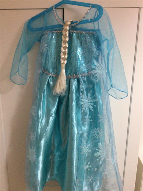 「アナと雪の女王 エルサ風ドレス4点セット」ドレスの様子