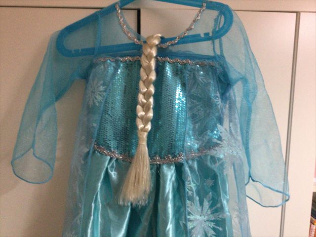 「アナと雪の女王 エルサ風ドレス4点セット」ドレスの様子
