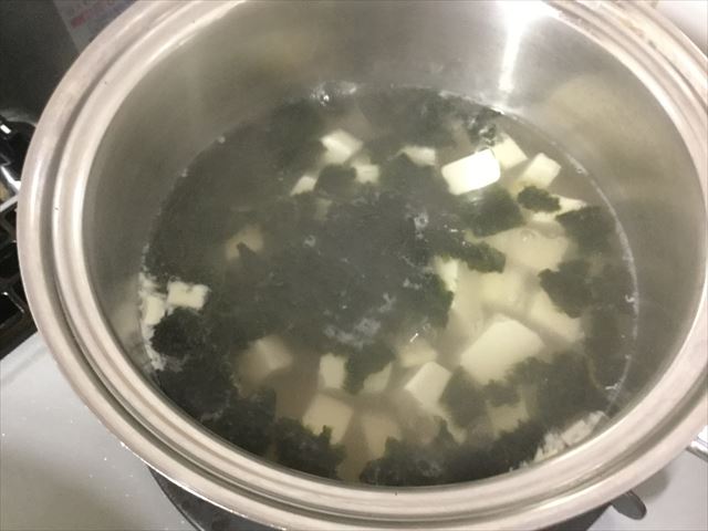 「Kit Oisix（キットオイシックス）」韓国風スープを作っている様子