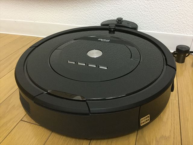 アイロボット「ルンバ885（Roomba885）」本体がホームベースに戻っている様子