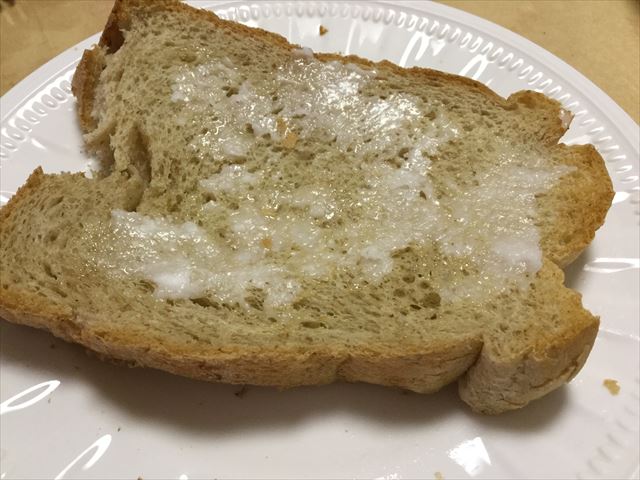 ココナッツオイルを食パンに塗ってみた