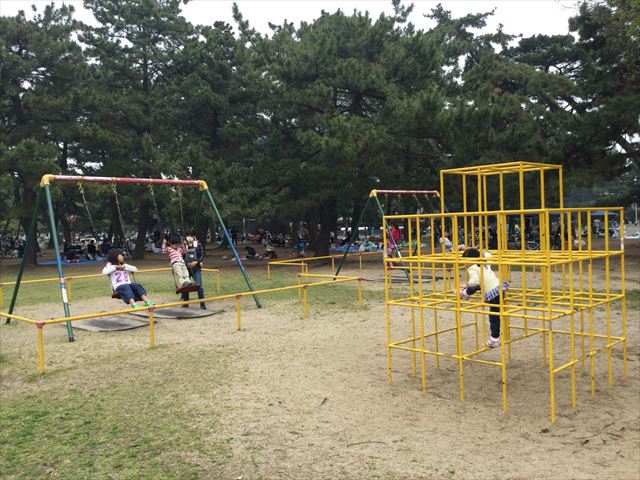 浜寺公園「中央児童遊技場」ジャングルジム、ブランコ