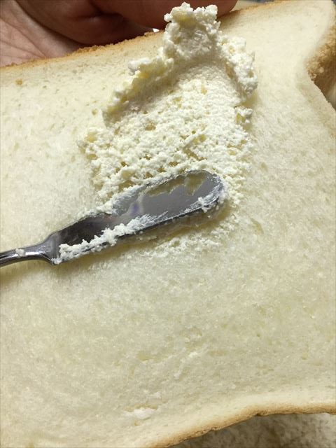 「神戸アーモンドバター」をパンに塗る様子