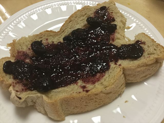 アオハタの砂糖不使用ジャム「まるごと果実」ブルーベリーをパンに塗った様子