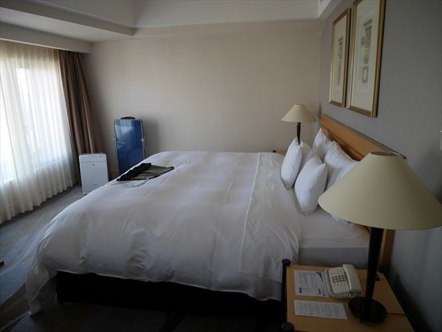 「神戸ベイシェラトンホテル＆タワーズ」ジュニアスイートのキングサイズベッド
