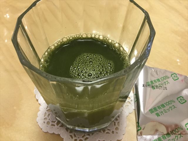 有機栽培「青汁ミックス」をグラスに入れ水に溶かした