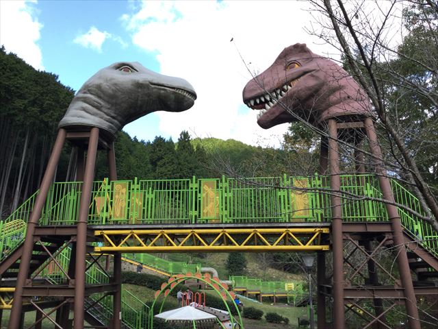 「平成榛原子供のもり公園」の遊具、恐竜の顔