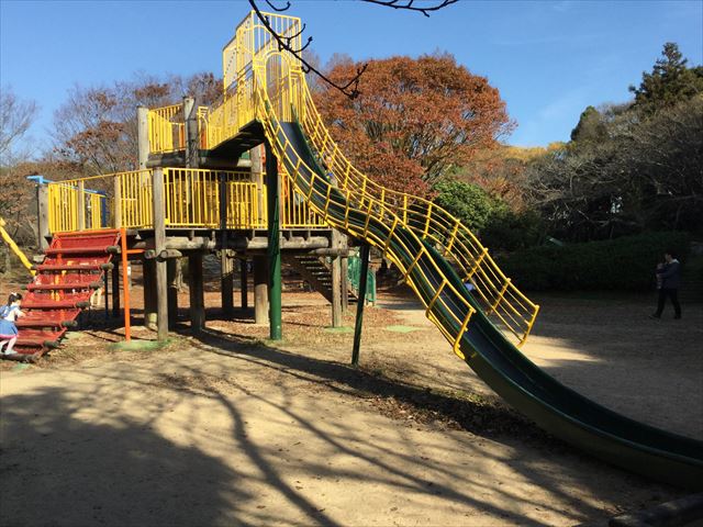明石公園「子どもの村」木製遊具滑り台