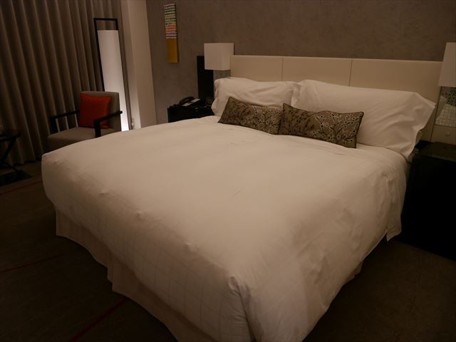 「シェラトン都ホテル東京」コンフォートみやびデラックス内装、ベッド