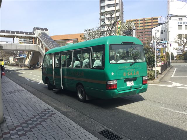 阪急電車「池田駅」前に到着した「不死王閣」行きのシャトルバス
