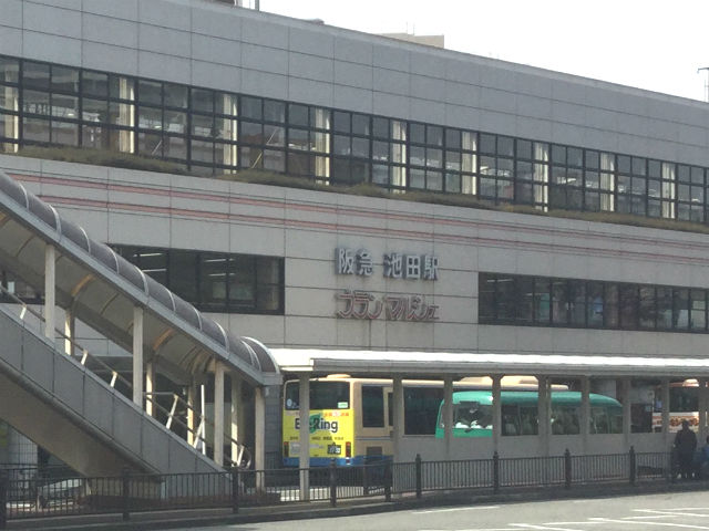 阪急電車「池田駅」前
