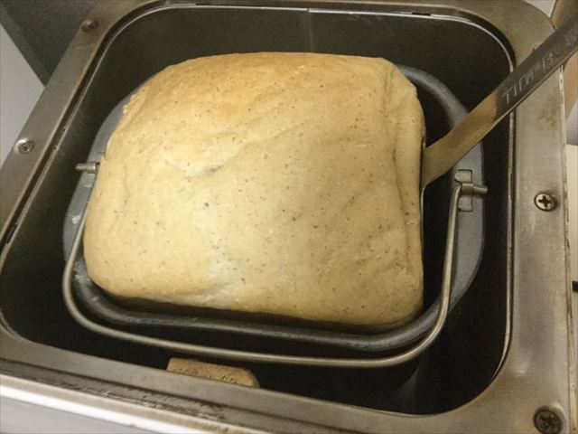 ホームベーカリーのパンを上手に取り出すためにお好み焼きのコテを使っている様子