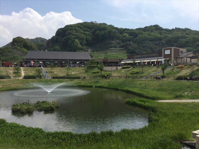 道の駅「愛彩ランド」と中央の池