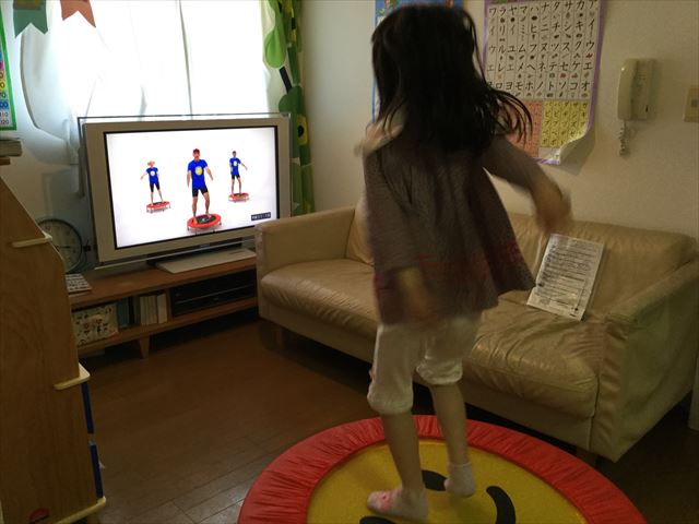 ワールドファミリーのバウンサーでDVD「Happy TV」で飛び跳ねながら英語学習する娘