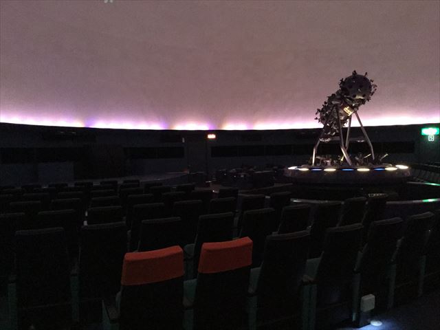 「バンドー神戸青少年科学館」プラネタリウム室の座席と投影機