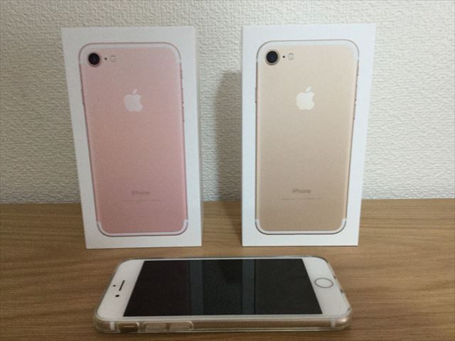 「iPhone7」2台（ローズゴールド・ゴールド）本体とパッケージ