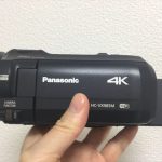 購入したパナソニック4Kビデオカメラ「HC-VX985M」本体を手に持った様子