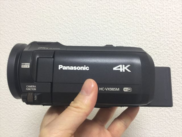 購入したパナソニック4Kビデオカメラ「HC-VX985M」本体を手に持った様子