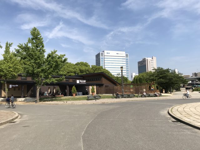 「ボーネルンドプレイヴィル大阪城公園」入口付近を噴水側から撮影