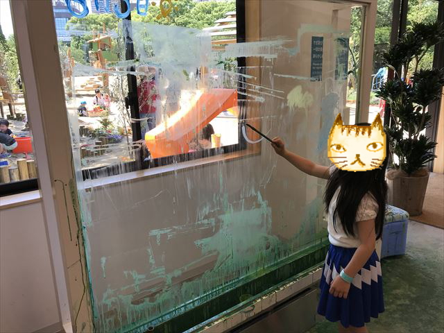 「ボーネルンドプレイヴィル大阪城公園」表現エリア、絵具で絵を描いている様子