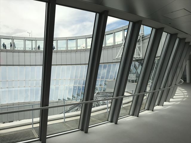 梅田スカイビル「空中庭園」展望フロアーから屋上が見える