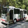 四条畷市コミュニティバスが「緑の文化園」バス停に停車している様子