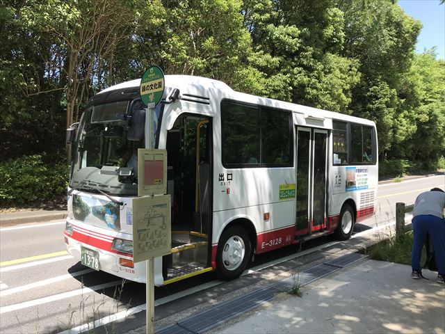 四条畷市コミュニティバスが「緑の文化園」バス停に停車している様子