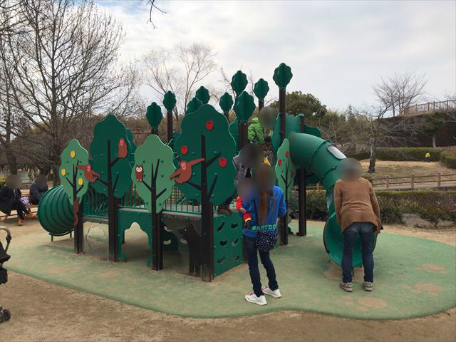 竹取公園の「花とせせらぎ広場」にあるミニ複合遊具