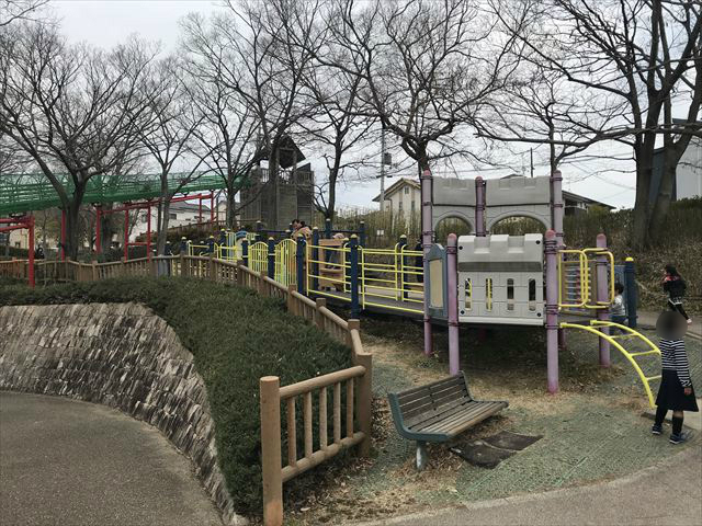 竹取公園の「学びの森」にある複合遊具