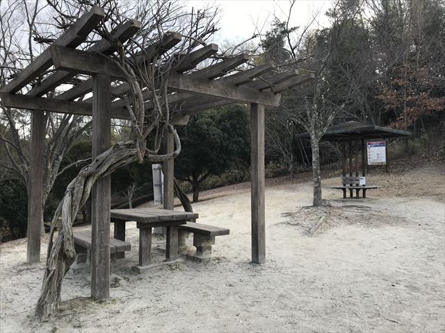 大渕池公園西地区の丘の上にある木の机といす
