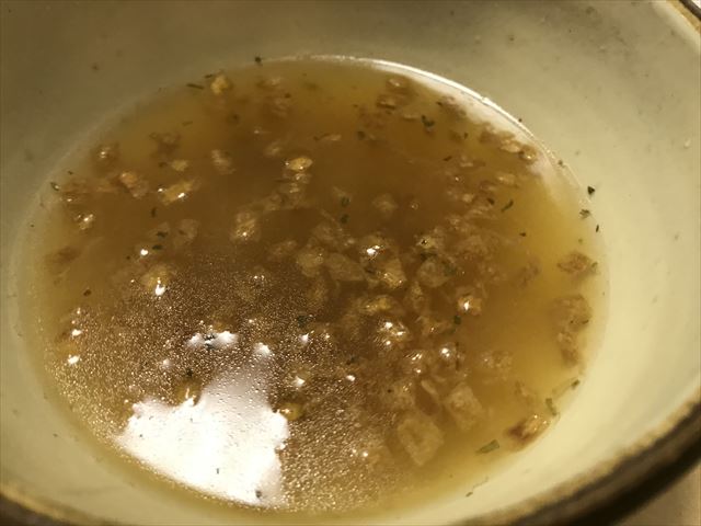 淡路土産「シマビジンローヤルオニオンスープ」をお湯にそそぎかき混ぜた様子