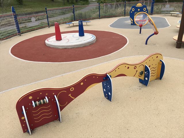 「水無瀬川緑地公園」の乳幼児専用遊び場「よちよちパーク」の遊具